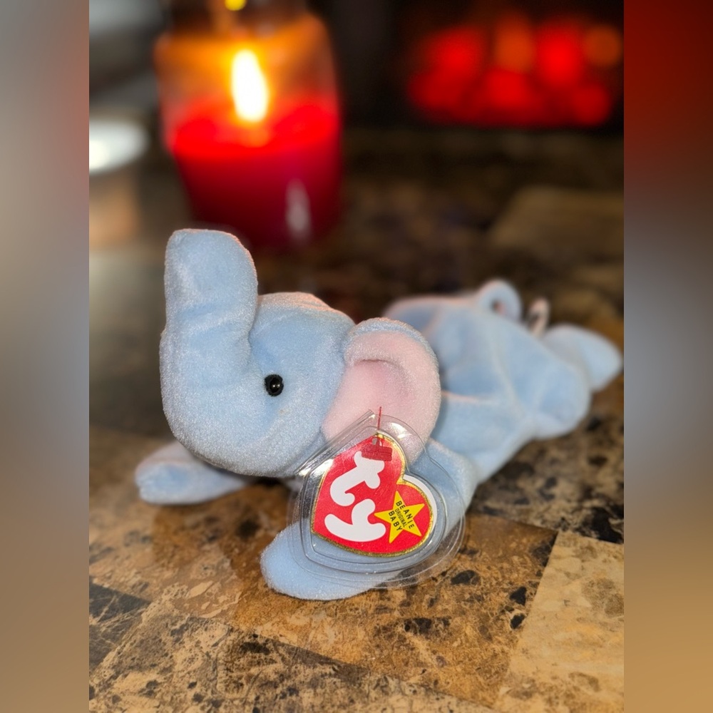 🐘 Ty Beanie Baby Peanut the Light Blue Elephant – 1996 – Comes in Display Case